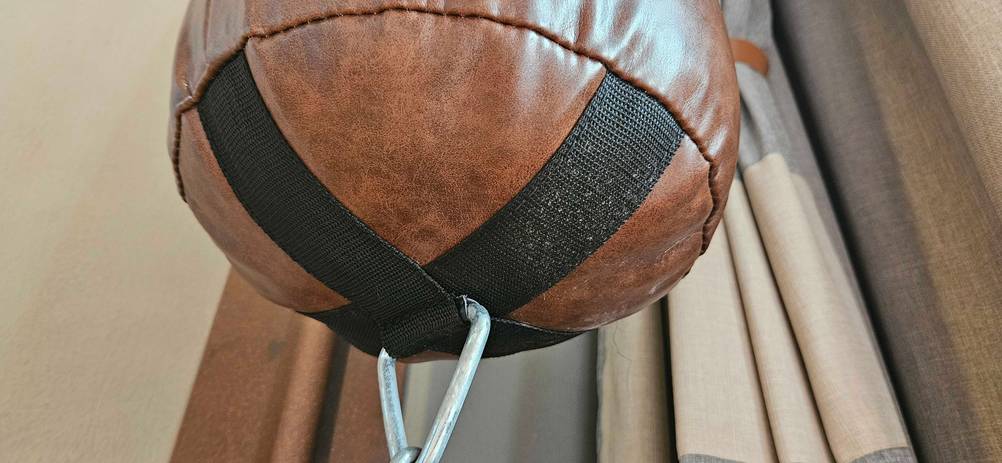 Ein Boxsack im Test von unten.