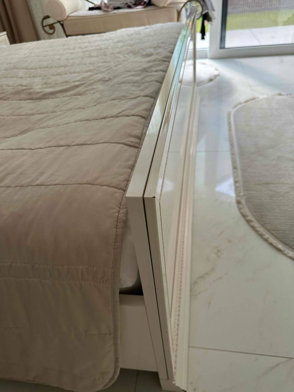 Boxspringbett 200 x 200 cm getestet: Nahaufnahme des Fußteils von der Seite.