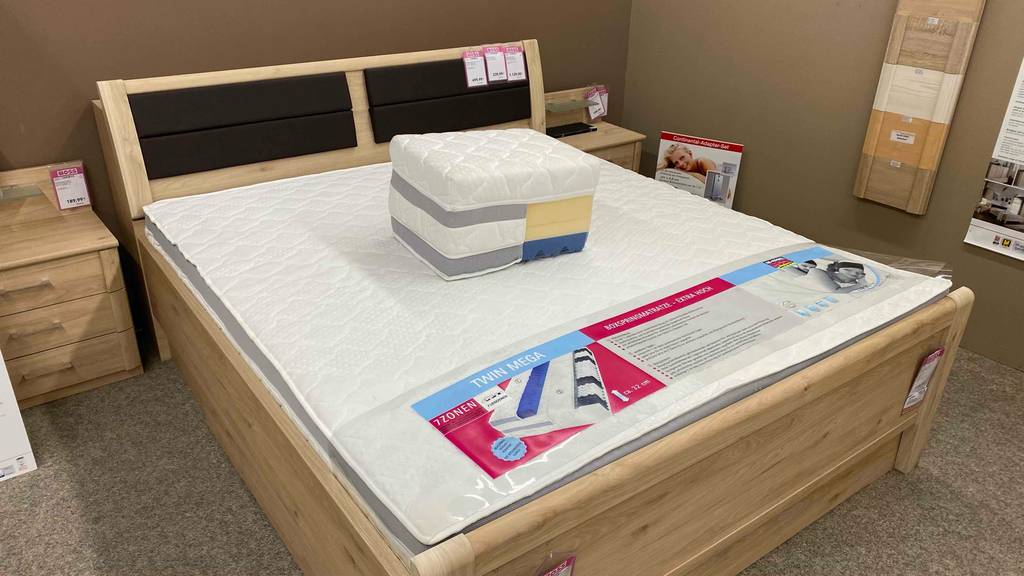 In einem Möbelhaus befindet sich eine getestete Boxspringmatratze.