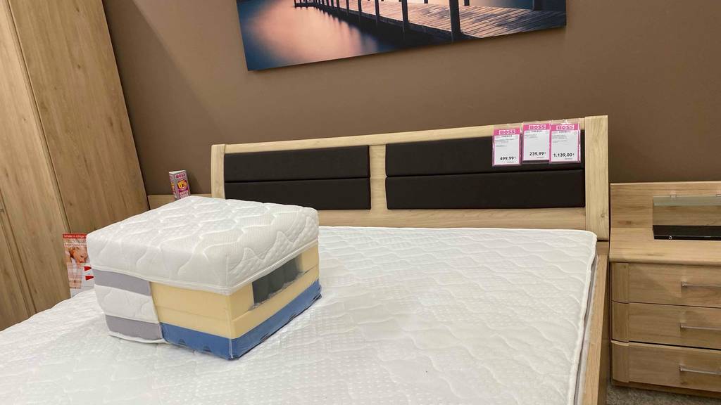 Eine getestete Boxspringmatratze mit verschiedenen Härtegraden und Liegezonen.