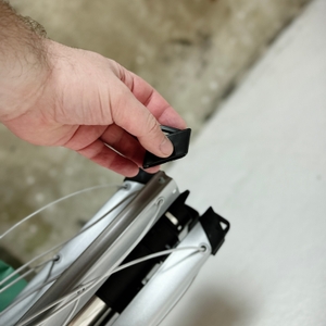 Eine schwarze Schutzkappe wird auf den Leinenarm der Brabantia Lift-O-Matic 50 gesteckt.