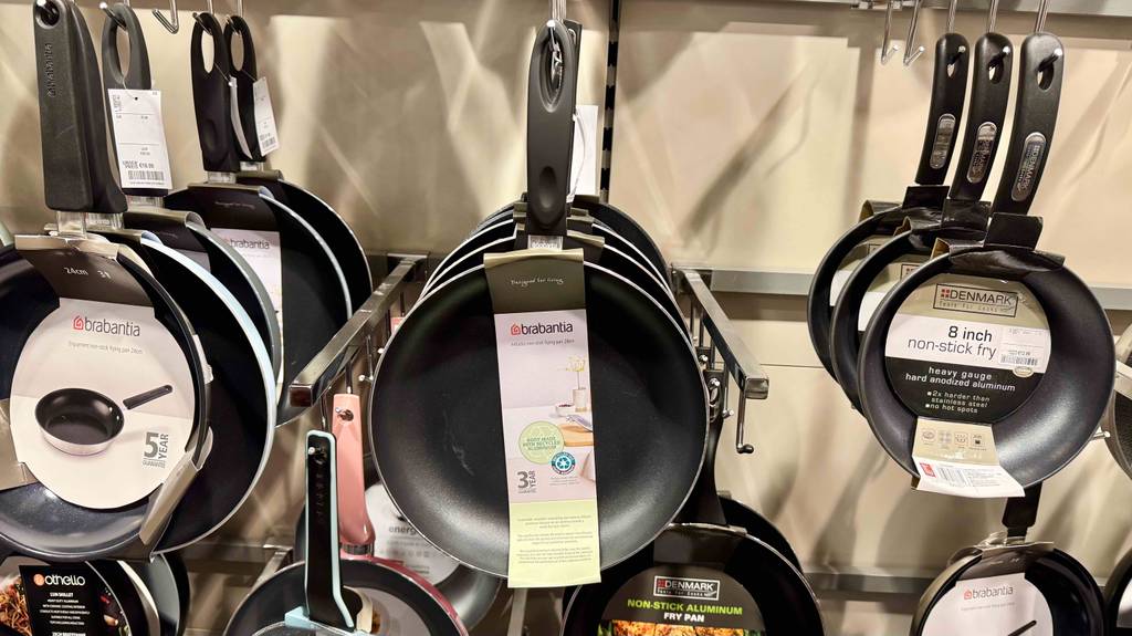 Getestet: Pfannen mit 28 cm Durchmesser hängen an einem Verkaufsstand.