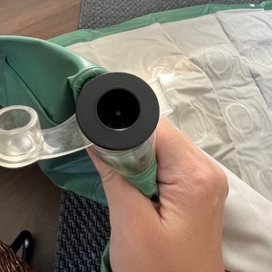 Der Lufteinlass der Brace Master USAAL462201 wird von einer Hand gehalten.