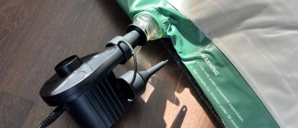 Eine elektrische Luftpumpe am Lufteinlass der Brace Master USAAL462201.