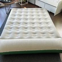 Die aufgepumpte Brace Master USAAL462201 liegt auf einem Teppich