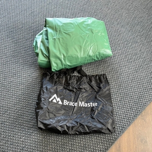 Die Brace Master USAAL462201 liegt vor ihrer Schutzhülle auf einem Teppich.