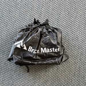 Die Brace Master USAAL462201 liegt in ihrer Schutzhülle auf einem Teppich.