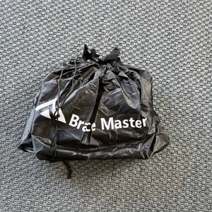 Die Brace Master USAAL462201 liegt in ihrer Schutzhülle auf einem Teppich.