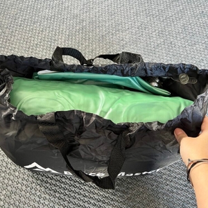 Die geöffnete Transporttasche der Brace Master USAAL462201 von oben.