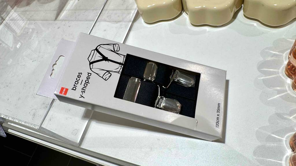 Eine Packung mit schwarzen Hosenträgern im Test liegt auf einer weißen Oberfläche.