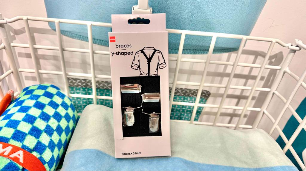 Hosenträger im Test: Eine Packung mit den Hosenträgern befindet sich in einem Korb mit Wäsche.