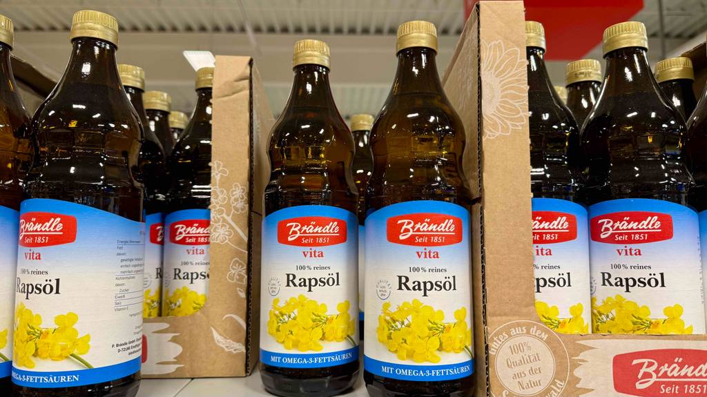 Mehrere Flaschen Rapsöl stehen zum Testen neben- und hintereinander.