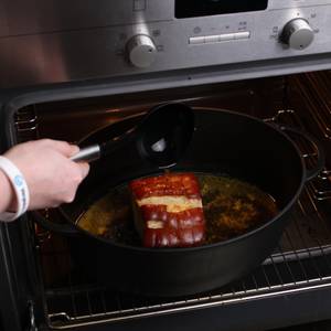 Bräter mit Braten im Ofen