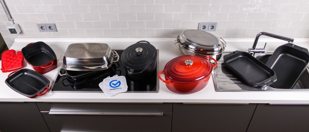 Bräter im Test: verschiedene Bräter-Ausführungen auf der Küchenarbeitsplatte