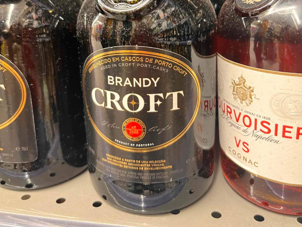 Brandy getestet: Nahaufnahme des Labels vorne auf der Flasche.