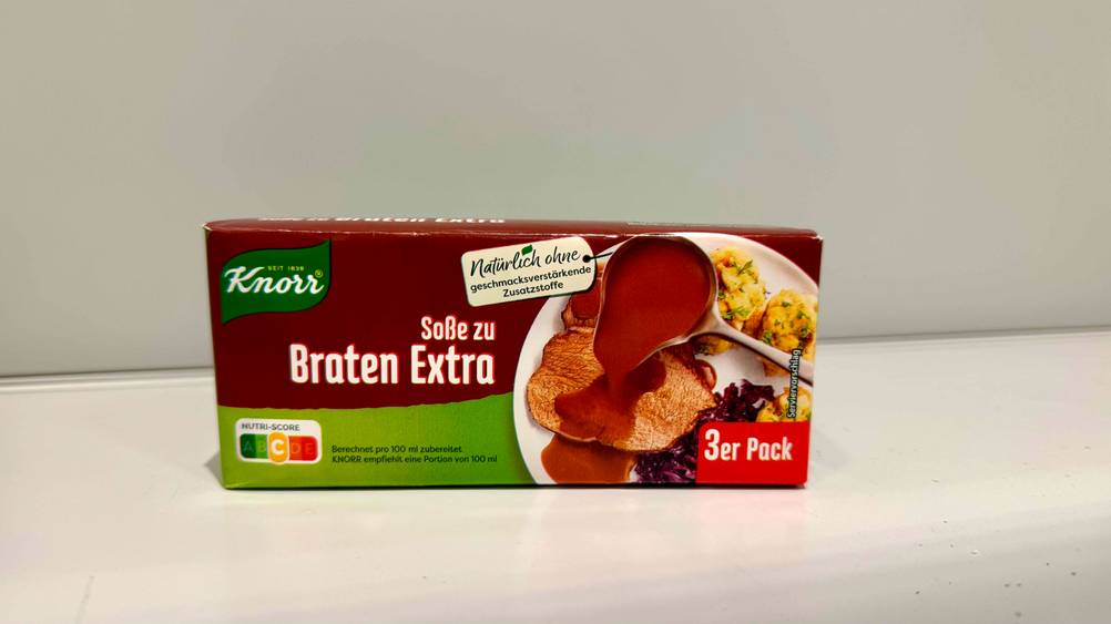 Auf einer hellen Fläche steht eine Packung der getesteten Bratensoße.