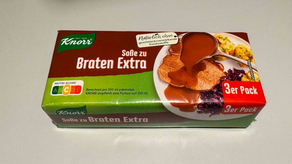 Eine Packung der Bratensoße im Test auf einer hellen Fläche liegend.