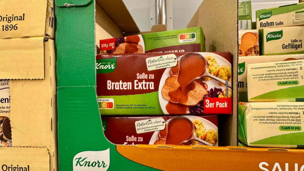 Mehrere Packungen der getesteten Bratensoße in einem Karton.