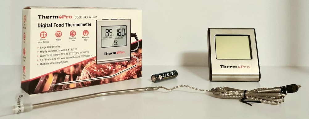 Bratenthermometer von ThermoPro mit Karton ausgepackt auf einem Tisch
