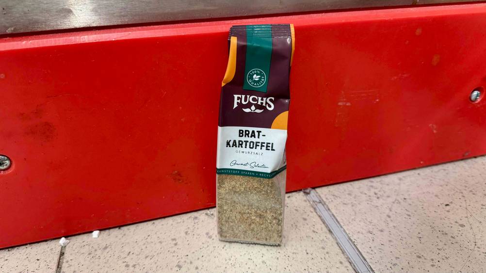 Das getestete Bratkartoffelgewürz vor einer roten Fläche.
