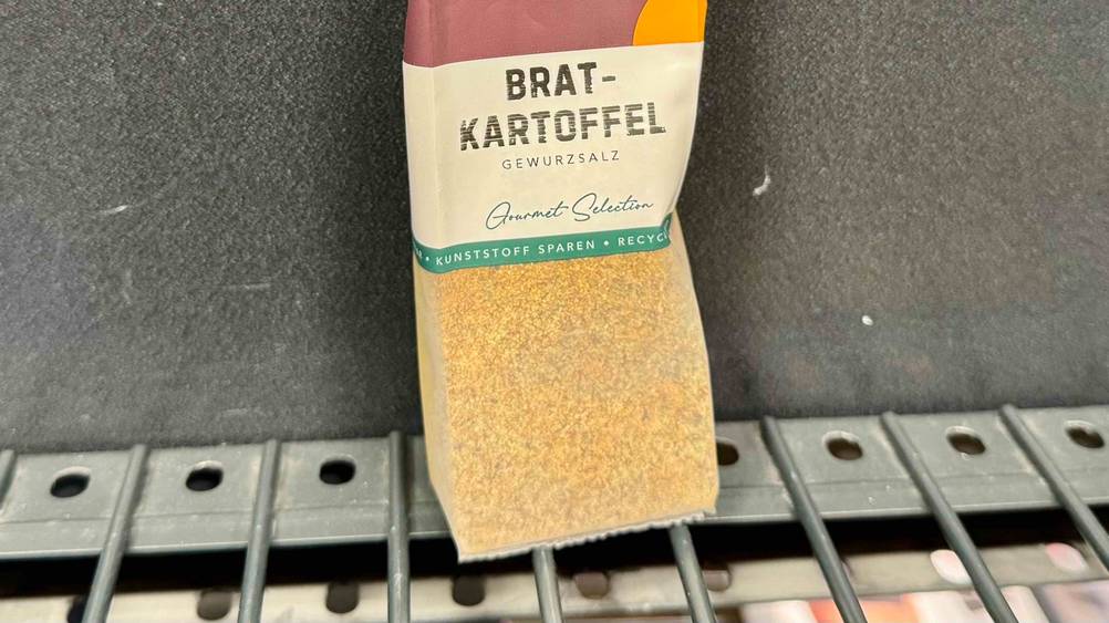 Bratkartoffelgewürz getestet: Nahaufnahme der transparenten Verpackung mit Artikelbezeichnung.