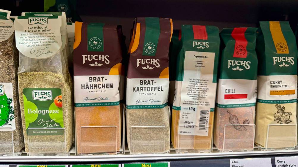 Bratkartoffelgewürz im Test: Mehrere Packungen in einem Verkaufsregal neben anderen Produkten.
