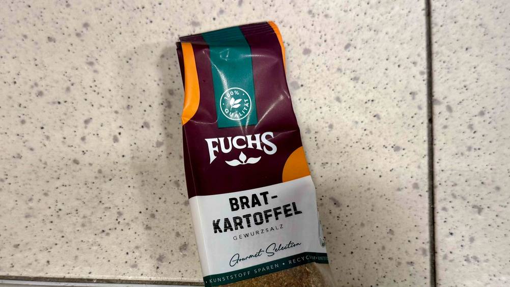 Bratkartoffelgewürz im Test: Nahaufnahme der Verpackung mit Logo.