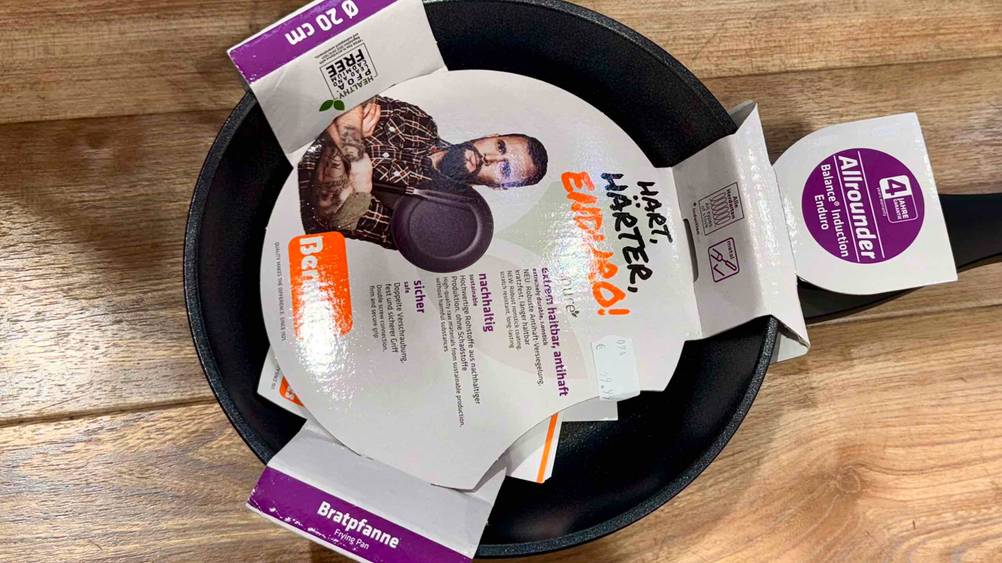 Bratpfanne (20 cm) getestet: Nahaufnahme des Inlays mit Informationen in der Pfanne.