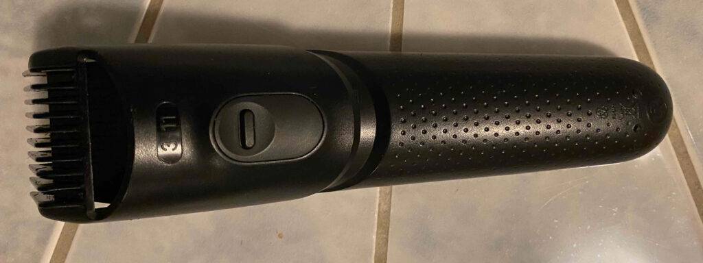 Ansicht des rückwärtigen Bereichs inklusive rutschfestem Griff eines schwarzen, getesteten Braun-Rasierers.