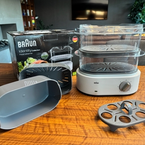 Zubehör, Karton und Braun Dampfgarer Identity Collection auf einem Tisch