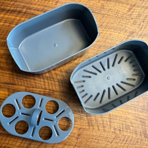 Zwei Schalen und ein Einsatz auf dem Tisch