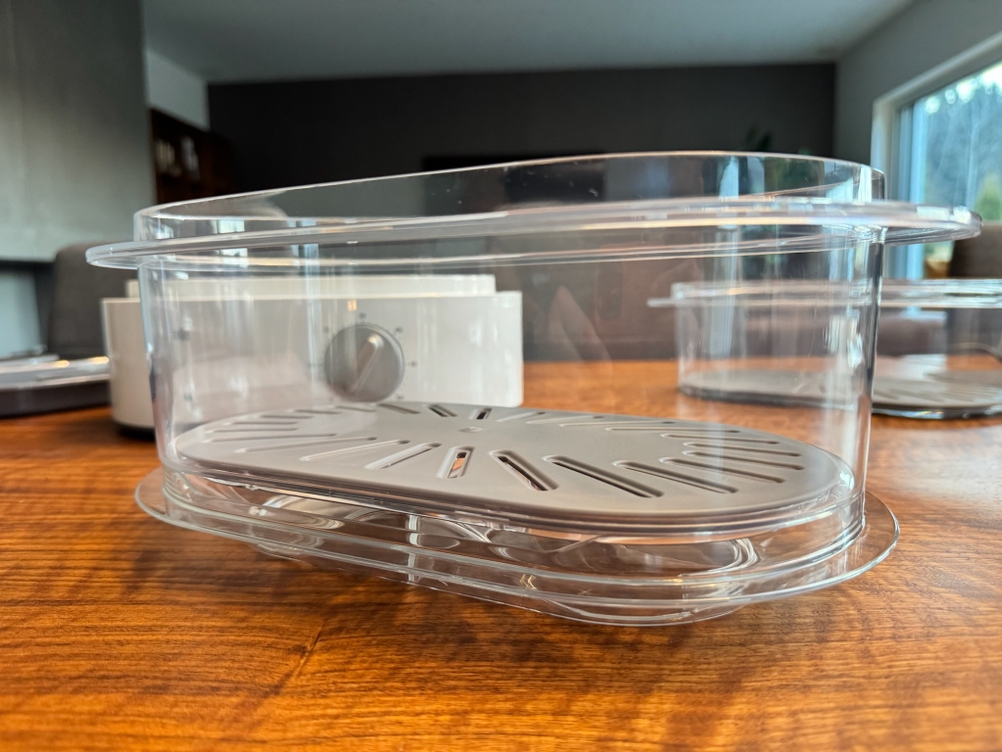 Leerer Behälter des Braun Dampfgarer Identity Collection mit Einlegeboden