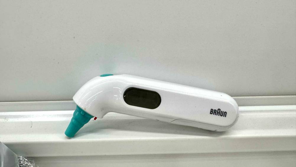 Das getestete Braun-Fieberthermometer auf einem Absatz liegend.