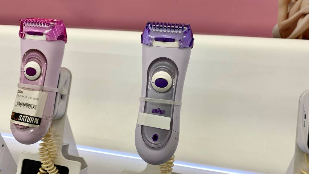 Braun-Haarentferner-Test: Ein Gerät auf einem Ständer neben anderen Geräten in einer Verkaufsfläche.