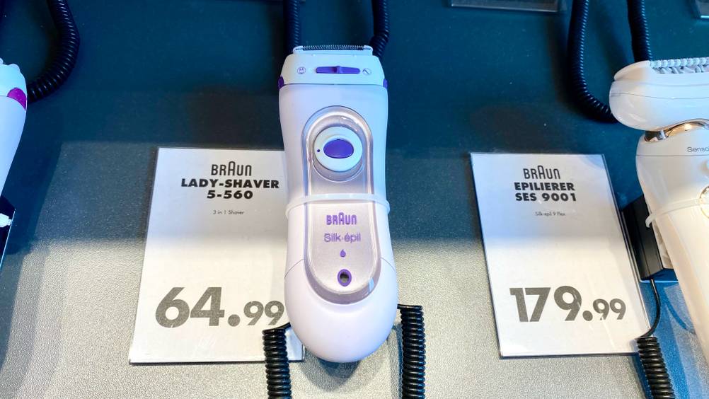 Braun-Haarentferner getestet: Ein Gerät von vorne zwischen Preisschildern.
