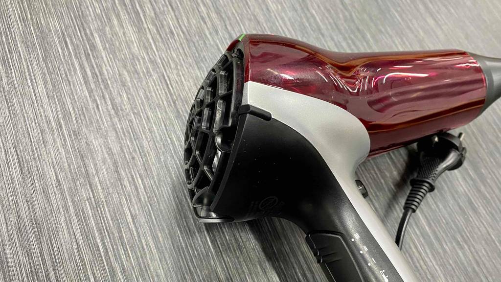 Detailansicht des Materials und der Verarbeitung eines getesteten Braun-Haartrockners.