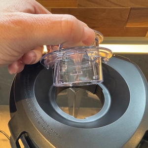 Aufsatz wird mit einer Hand auf den Braun JB9040BK gelegt