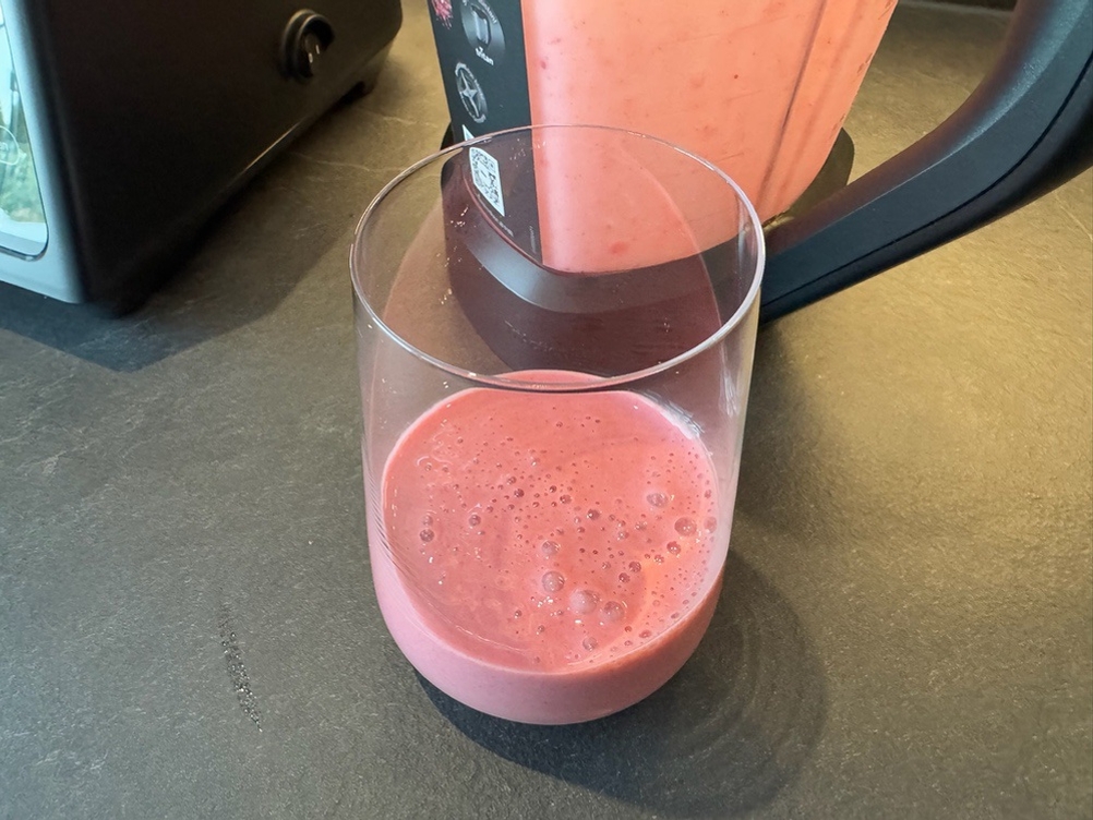 Fertiger Erdbeer-Shake nach der Zubereitung mit dem Braun JB9040BK