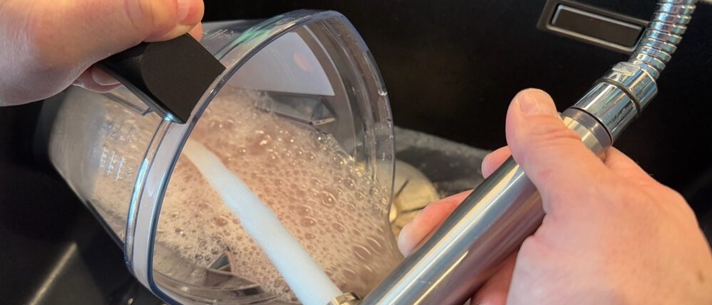 Behälter des Braun JB9040BK wird mit einem Wasserstrahl ausgespült