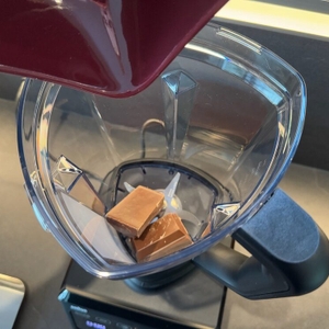 Zwei Schokoladenstücke im Hochleistungsmixer