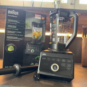 Karton, Zubehör und Braun JB9040BK auf der Arbeitsplatte