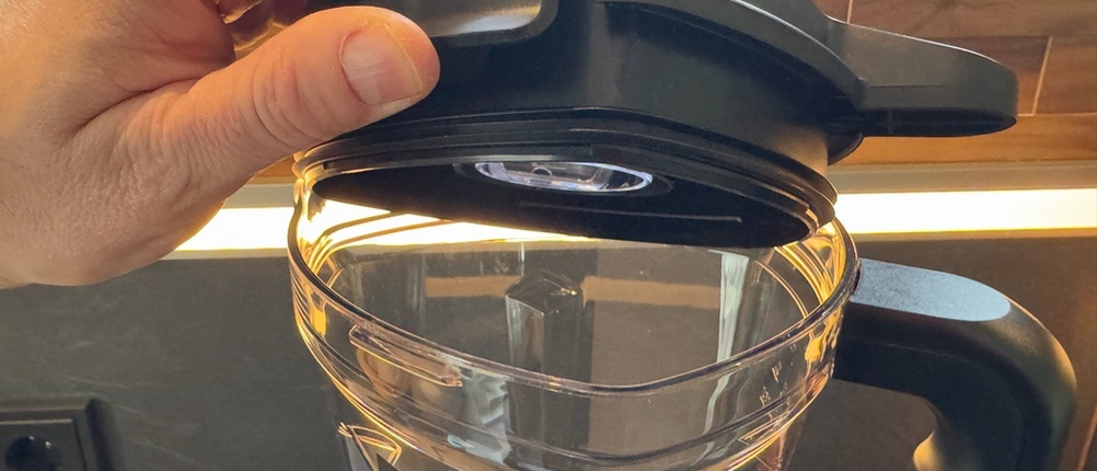 Deckel wird beim Braun JB9040BK geschlossen
