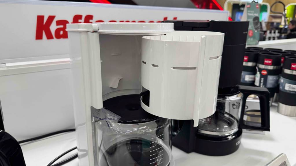 Kaffeemaschine in weiß getestet: Der Filterbehälter ist geöffnet.
