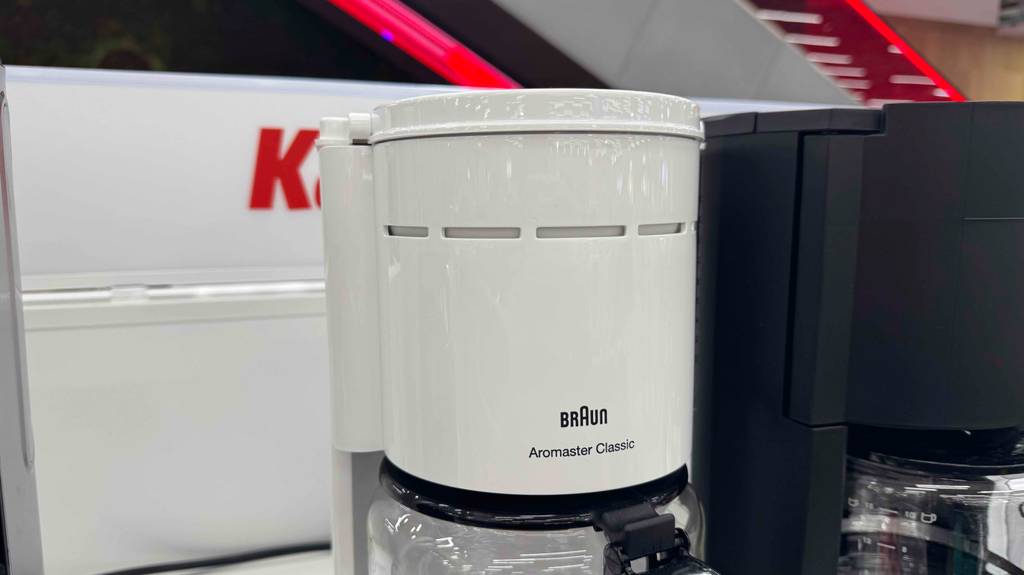 Blick auf die Filtereinheit einer getesteten Kaffeemaschine in weiß.