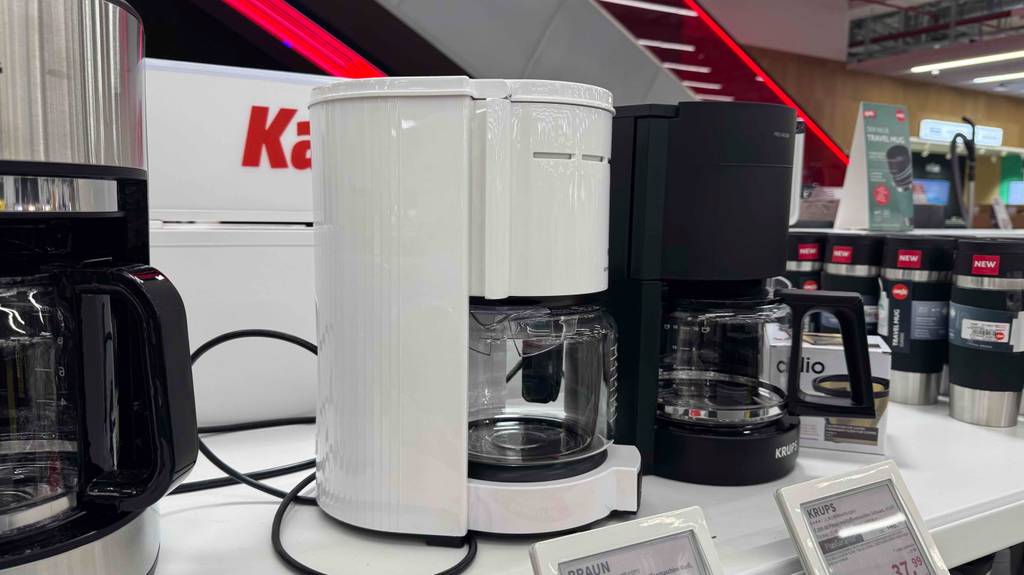 Im Test: Seitenansicht einer Kaffeemaschine in weiß.
