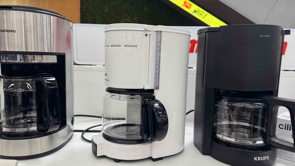 An der Seite einer getesteten Kaffeemaschine in weiß ist die Wasserstandsanzeige.
