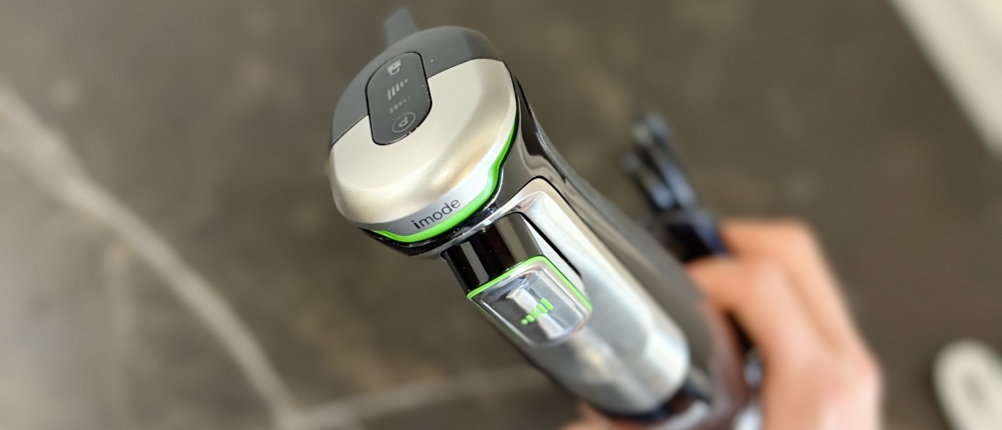 Stabmixer getestet: Ansicht der Knöpfe des Braun Multiquick 9, während eine Person diesen in der Hand hält.