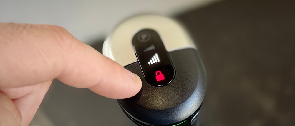 Stabmixer-Test: Die Kindersicherung des Braun MultiQuick 9 wird entsperrt.