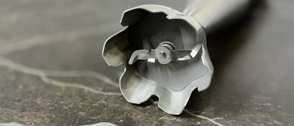 Stabmixer getestet: Nahansicht der Klingen und des Spritzschutzes des Braun Multiquick 9.