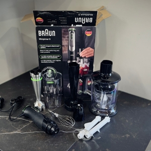 Stabmixer im Test: Der Braun Multiquick 9 steht zusammen mit dem Zubehör und der Verpackung auf einer Arbeitsfläche.